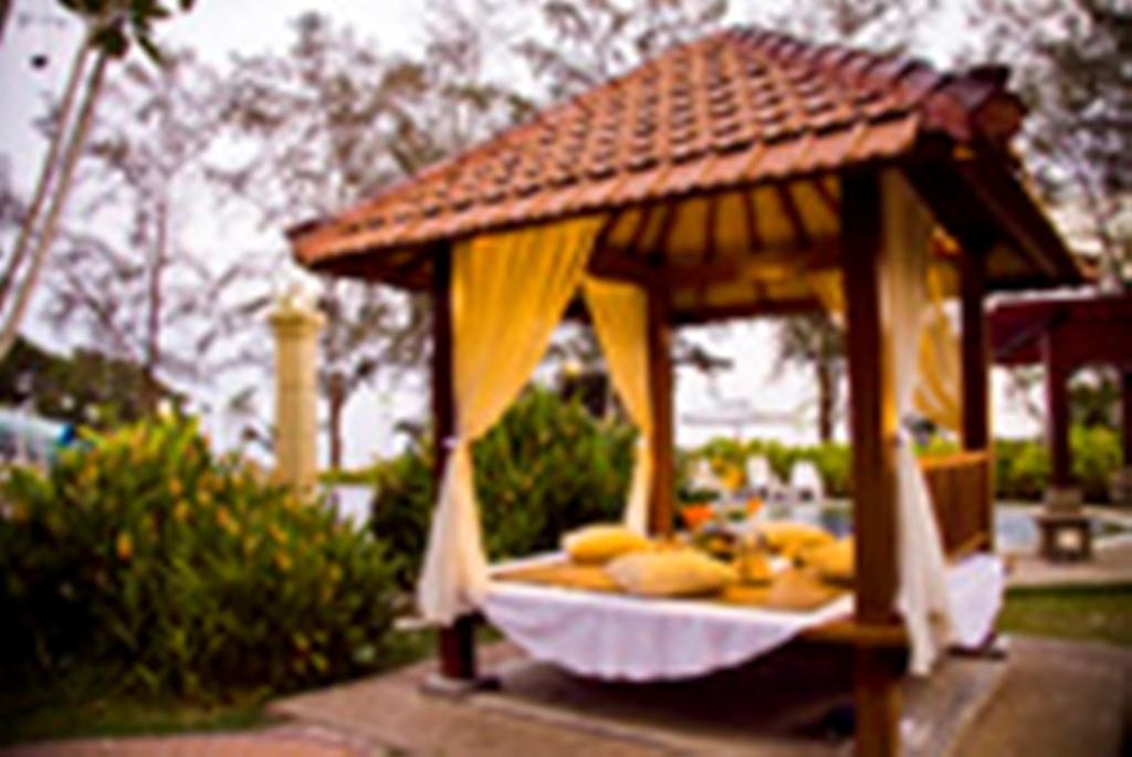 Thistle Port Dickson Exterior foto A gazebo in the resort