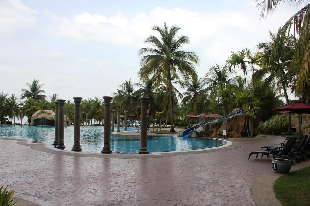 Thistle Port Dickson Exterior foto The pool at the Sunway Lagoon Resort
