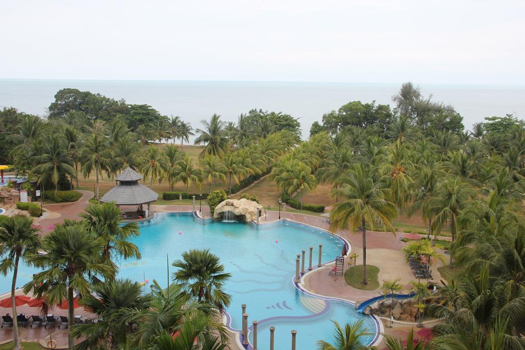 Thistle Port Dickson Exterior foto The pool at the Royal Malaysian Police Recreational Centre
